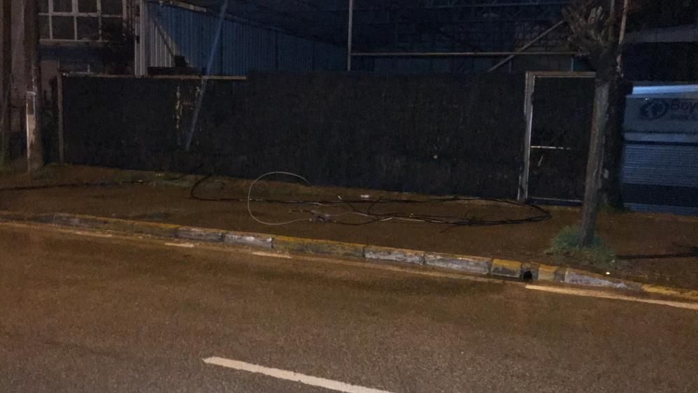 Kamyon elektrik tellerini devirdi! Işıklar sönünce vatandaşlar deprem sanıp sokağa döküldü 3