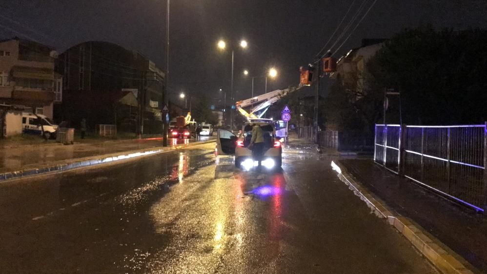 Kamyon elektrik tellerini devirdi! Işıklar sönünce vatandaşlar deprem sanıp sokağa döküldü 2