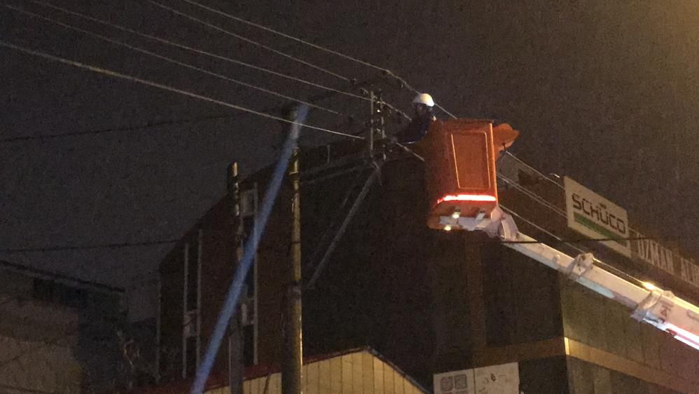 Kamyon elektrik tellerini devirdi! Işıklar sönünce vatandaşlar deprem sanıp sokağa döküldü 1
