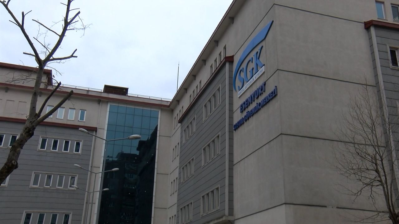 SGK binası önünde EYT izdihamı: Polis müdahale etti 5