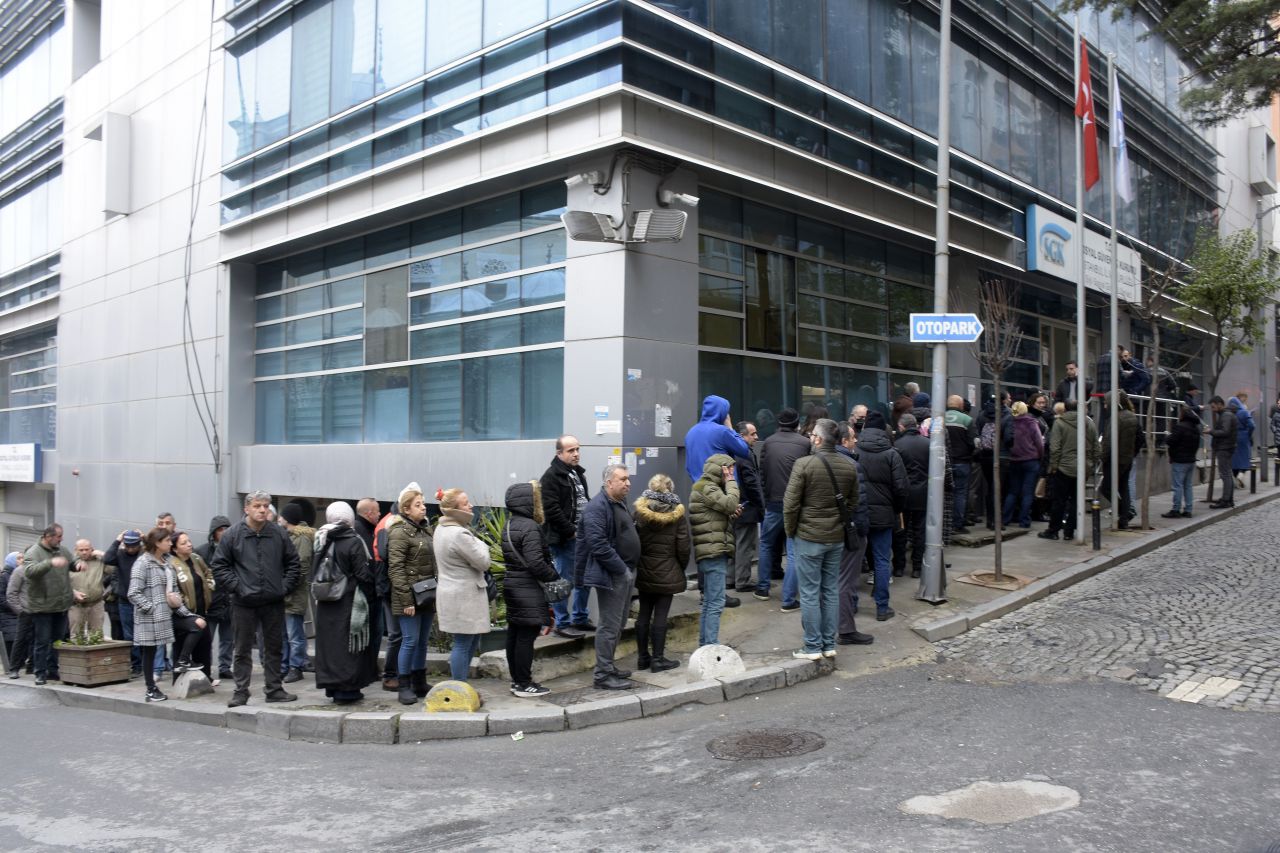 SGK binası önünde EYT izdihamı: Polis müdahale etti 1