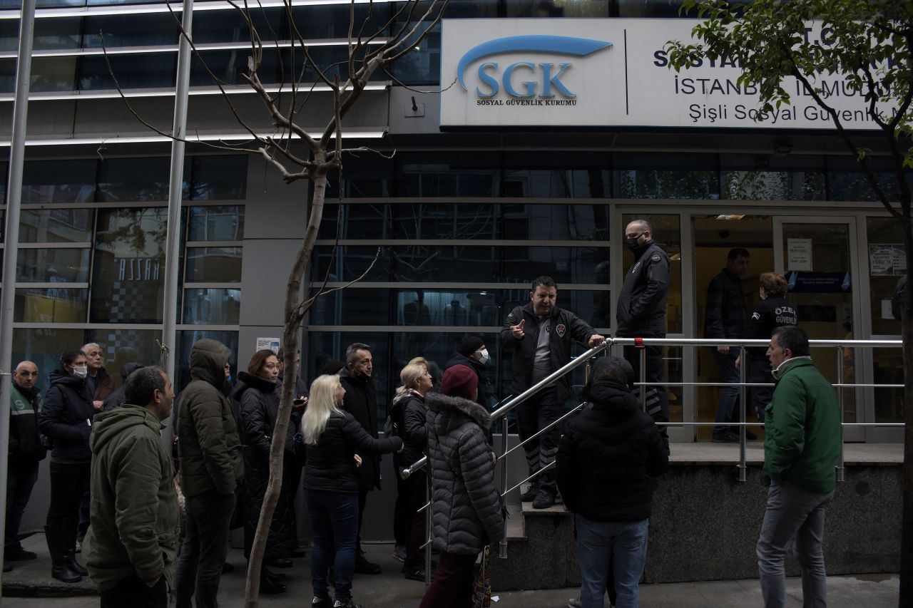 SGK binası önünde EYT izdihamı: Polis müdahale etti 2