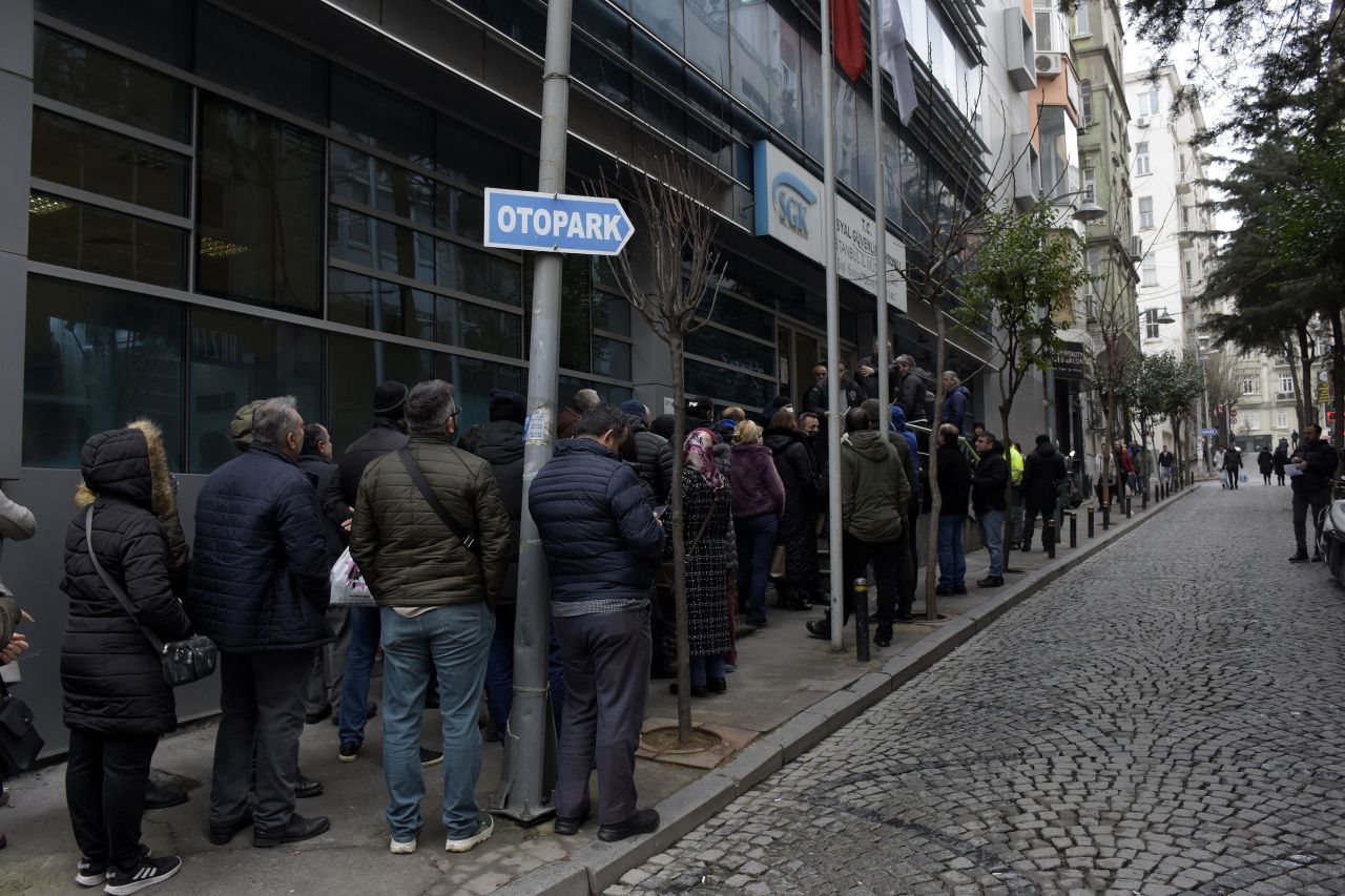 SGK binası önünde EYT izdihamı: Polis müdahale etti 3