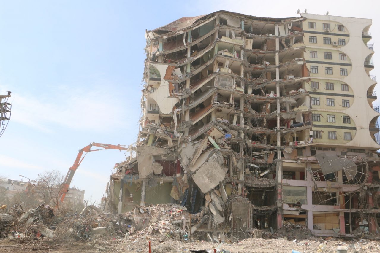 89 kişiye mezar olan Galeria İş Merkezi'nin yıkımı tamamlandı! Etraf toz duman oldu 1