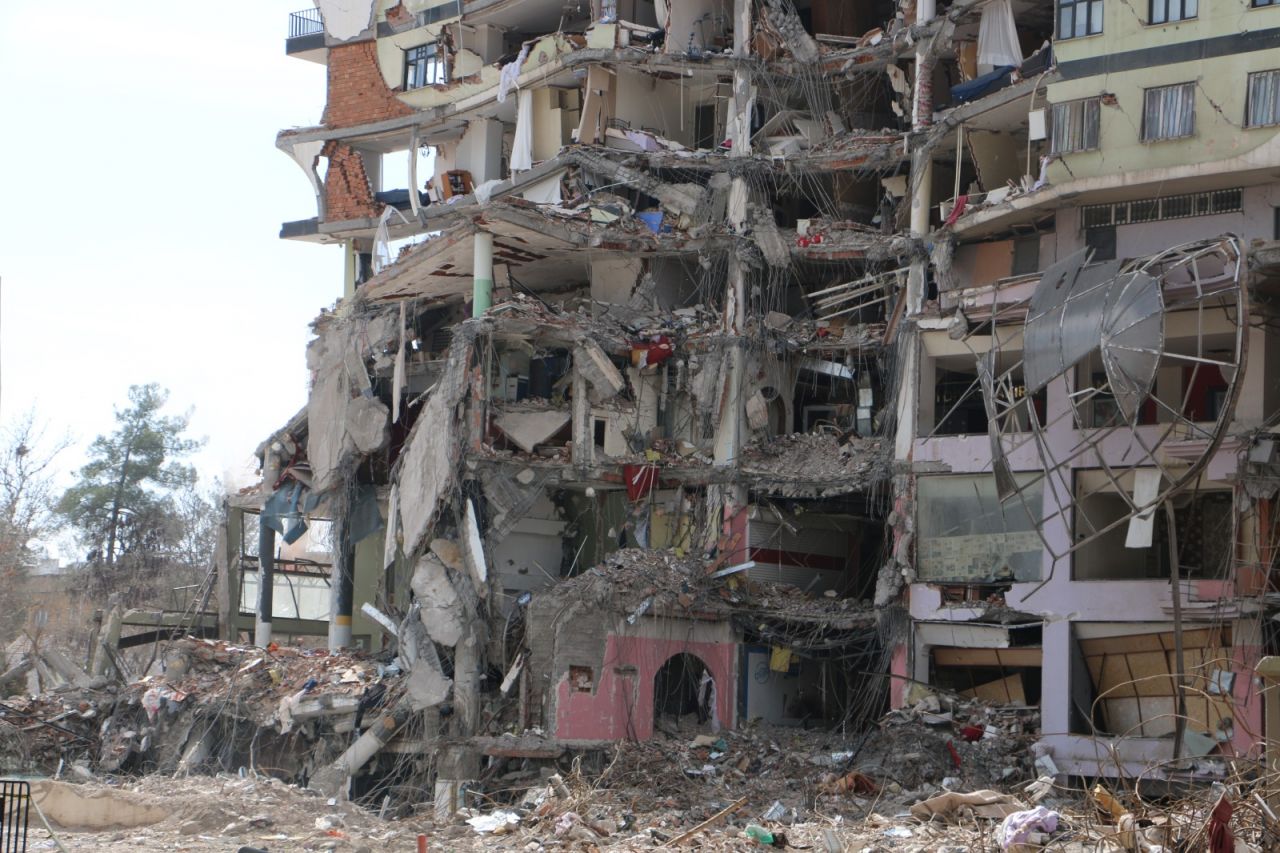 89 kişiye mezar olan Galeria İş Merkezi'nin yıkımı tamamlandı! Etraf toz duman oldu 2
