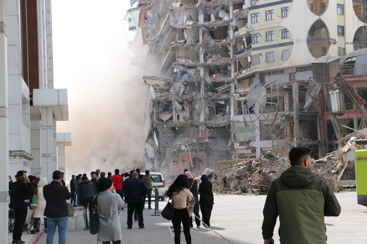 89 kişiye mezar olan Galeria İş Merkezi'nin yıkımı tamamlandı! Etraf toz duman oldu 4