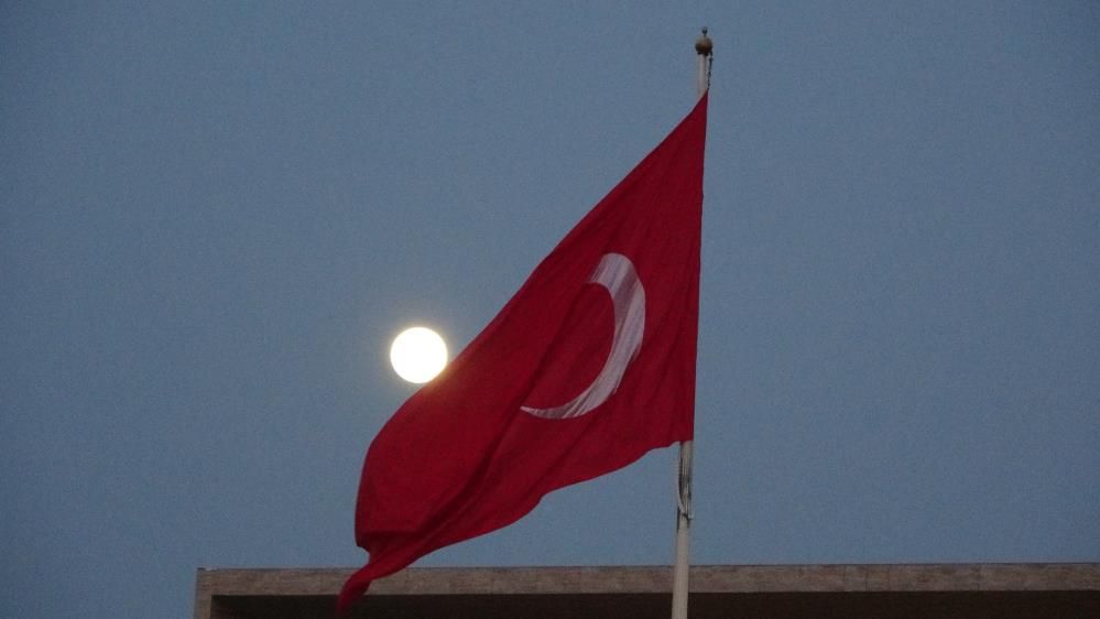 Taksim'de görünen ay kartpostallık görüntüler oluşturdu 6