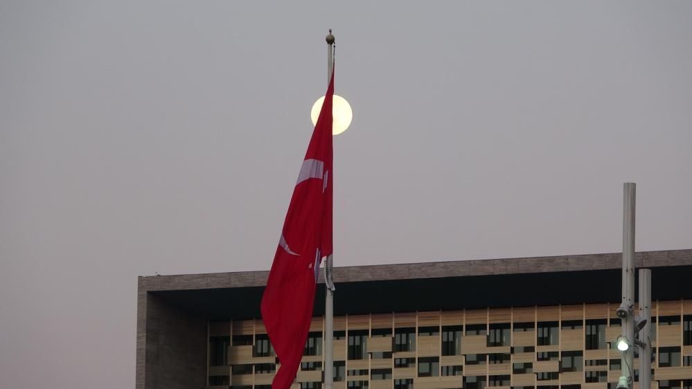 Taksim'de görünen ay kartpostallık görüntüler oluşturdu 3