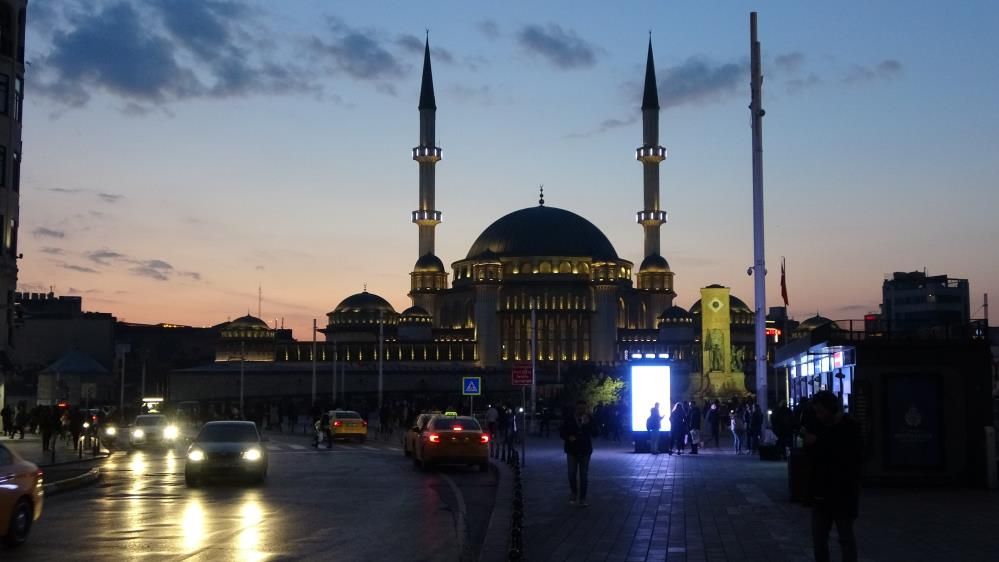 Taksim'de görünen ay kartpostallık görüntüler oluşturdu 2