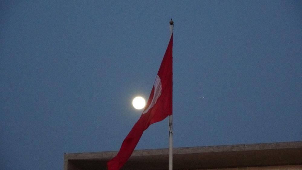 Taksim'de görünen ay kartpostallık görüntüler oluşturdu 1