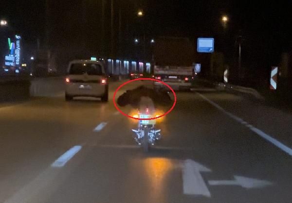 Plakasını bezle kapattı! Motosikletinin üzerine yüzüstü yatarak trafikte yolculuk yaptı 1
