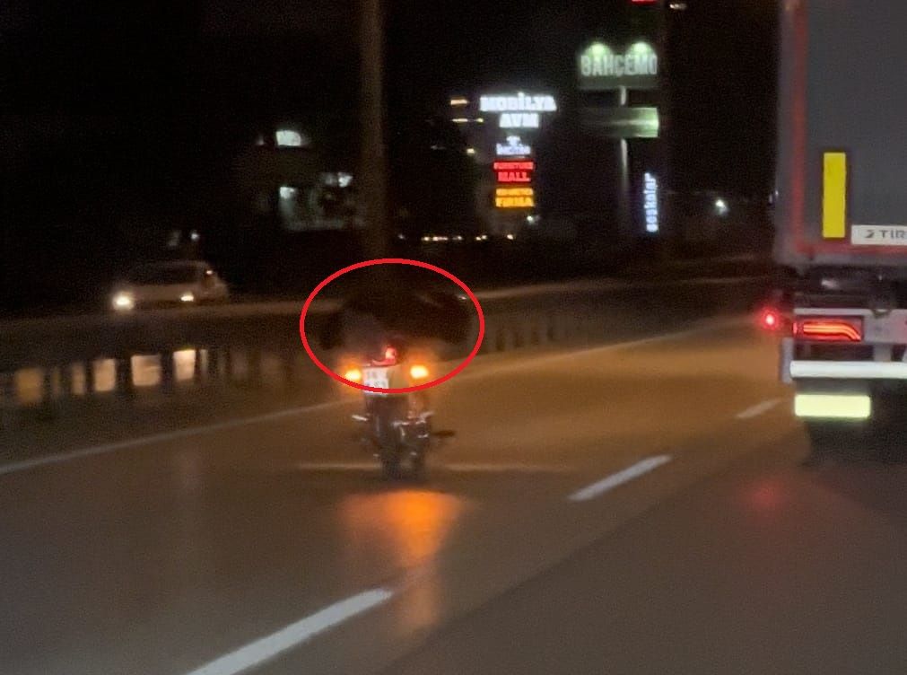 Plakasını bezle kapattı! Motosikletinin üzerine yüzüstü yatarak trafikte yolculuk yaptı 2