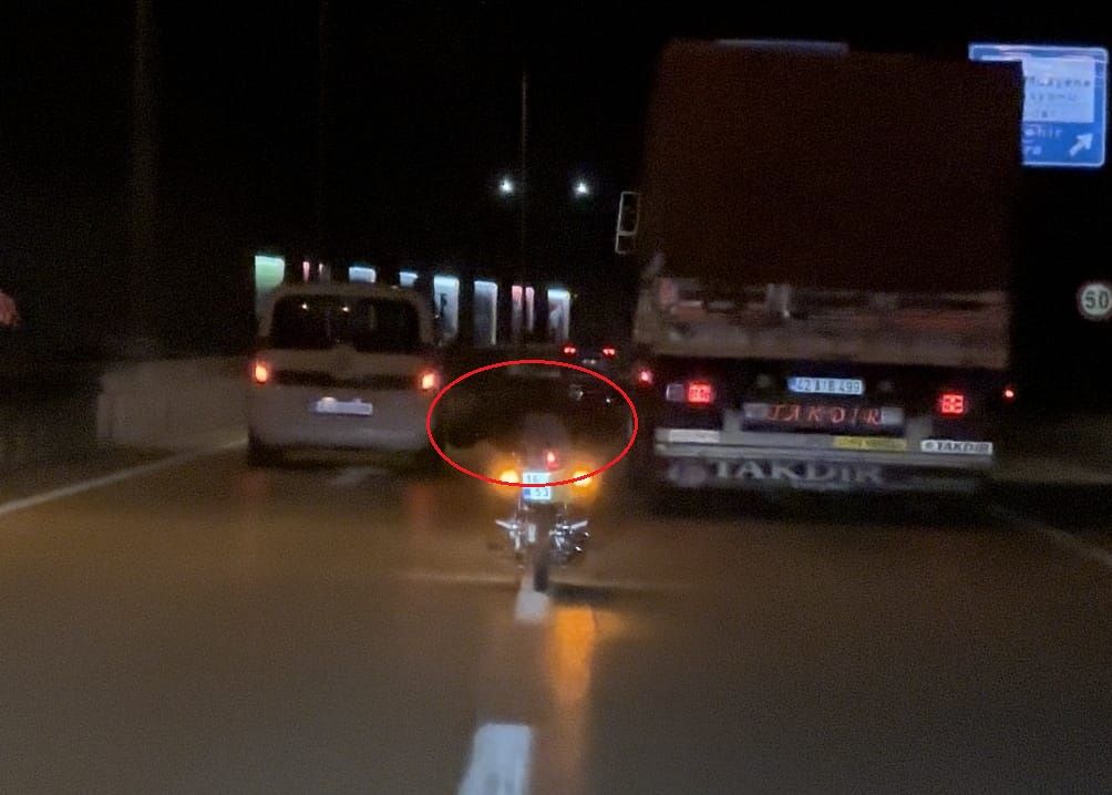 Plakasını bezle kapattı! Motosikletinin üzerine yüzüstü yatarak trafikte yolculuk yaptı 3