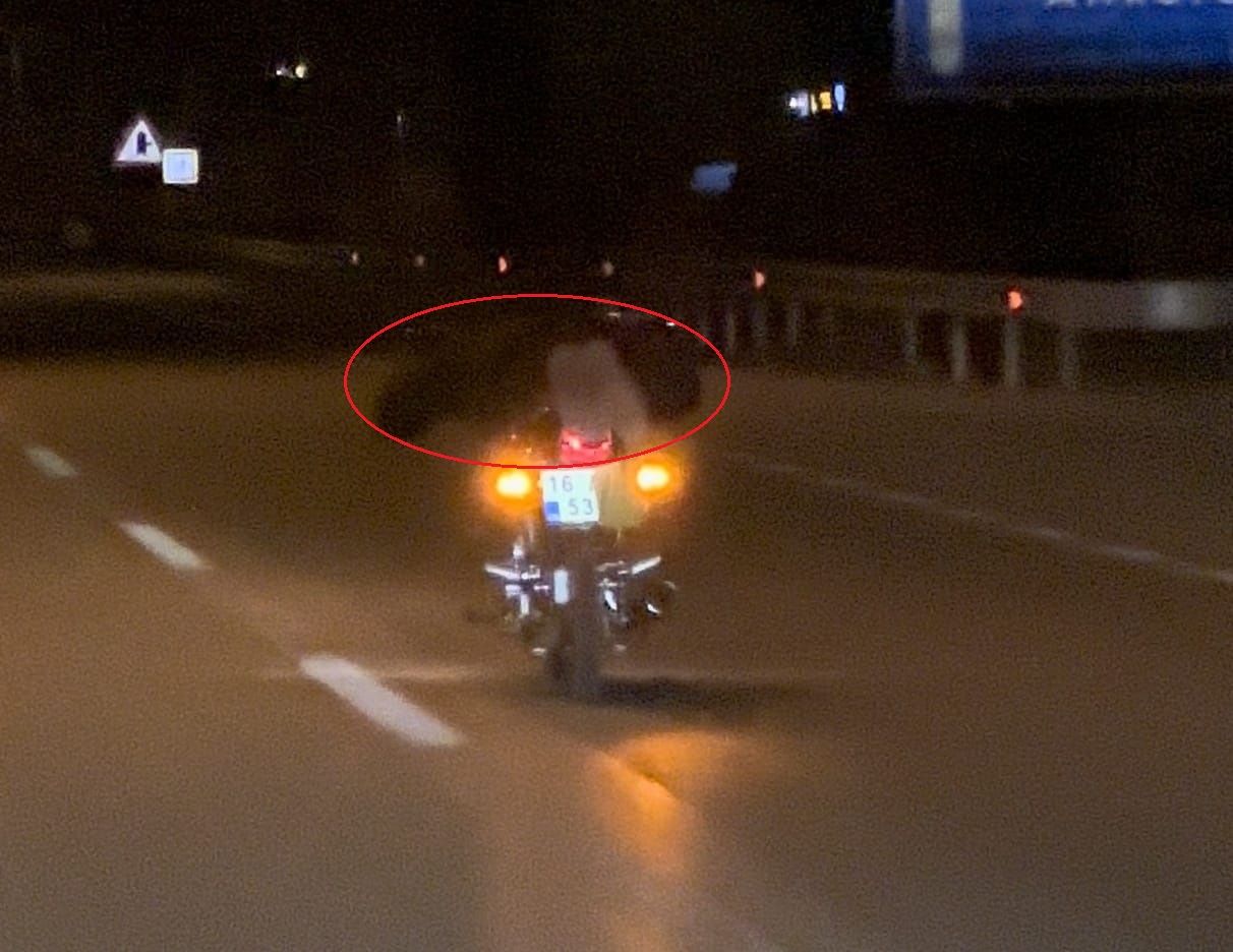 Plakasını bezle kapattı! Motosikletinin üzerine yüzüstü yatarak trafikte yolculuk yaptı 4