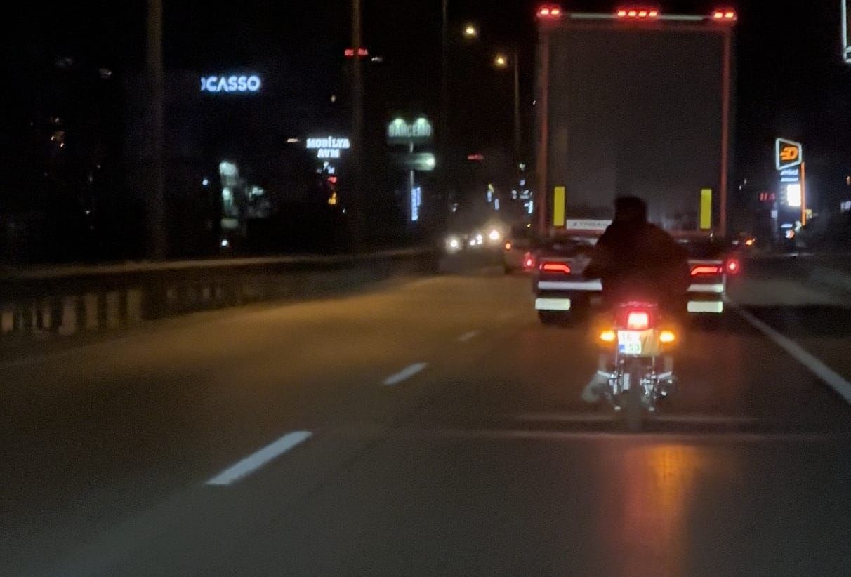 Plakasını bezle kapattı! Motosikletinin üzerine yüzüstü yatarak trafikte yolculuk yaptı 5