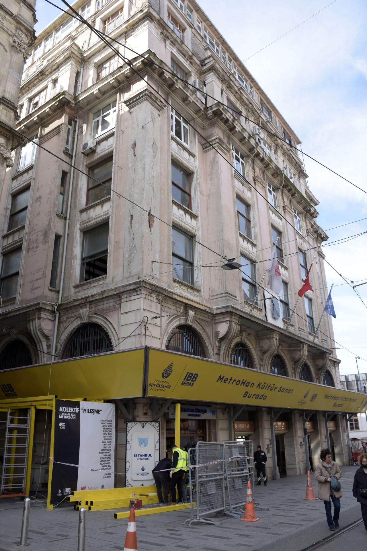 148 yıllık Karaköy metrosunda tedirgin eden görüntü: Kırık ve çatlaklar var 1