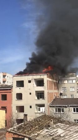 Terk edilmiş binada yangın çıktı: Yangının ardından çatı katında şok eden görüntüyle karşılaştılar 5