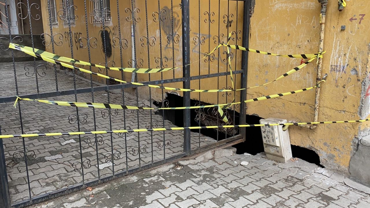 Depremde ağır hasar almıştı! Sele dayanamayan 5 katlı bina çöktü 3