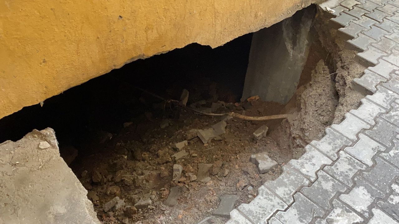 Depremde ağır hasar almıştı! Sele dayanamayan 5 katlı bina çöktü 4