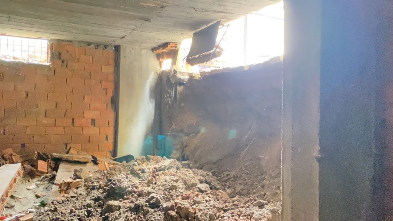 Depremde ağır hasar almıştı! Sele dayanamayan 5 katlı bina çöktü 1