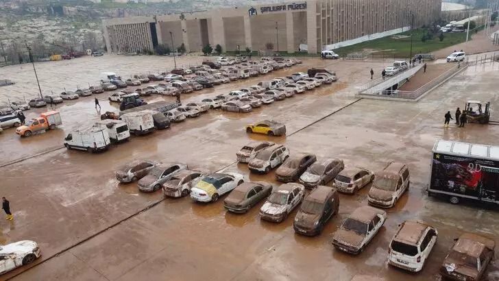 Sel felaketi 170 araca mezar oldu! En son cep telefonuyla sel görüntüsünü çekiyordu... 8