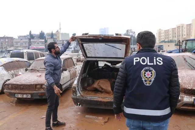 Sel felaketi 170 araca mezar oldu! En son cep telefonuyla sel görüntüsünü çekiyordu... 2