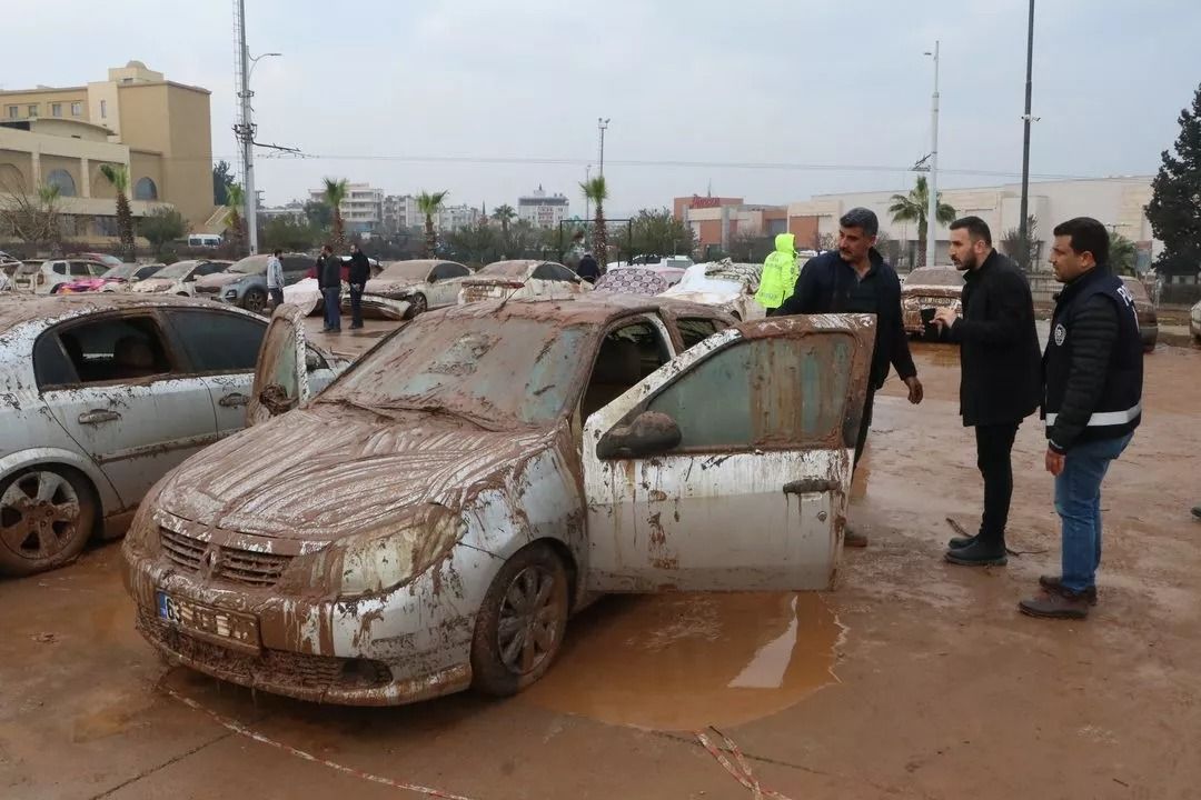 Sel felaketi 170 araca mezar oldu! En son cep telefonuyla sel görüntüsünü çekiyordu... 4