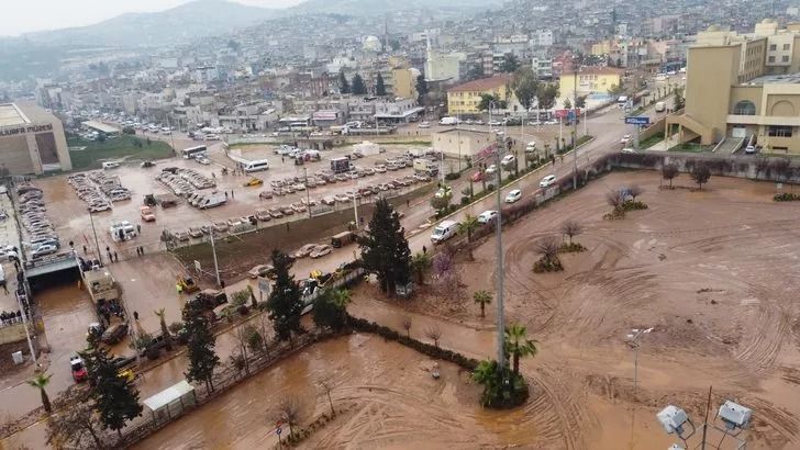 Sel felaketi 170 araca mezar oldu! En son cep telefonuyla sel görüntüsünü çekiyordu... 9