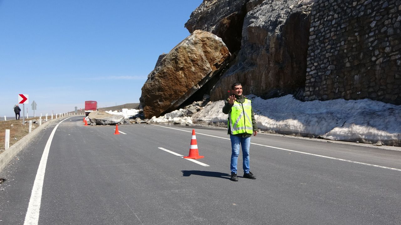 Dev kaya yola düştü: Karayolu trafiğe kapatıldı 2