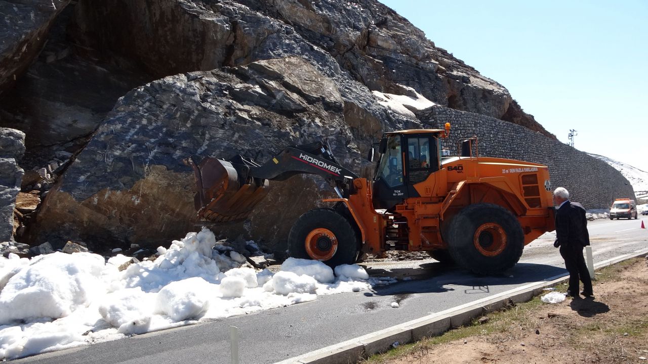 Dev kaya yola düştü: Karayolu trafiğe kapatıldı 1