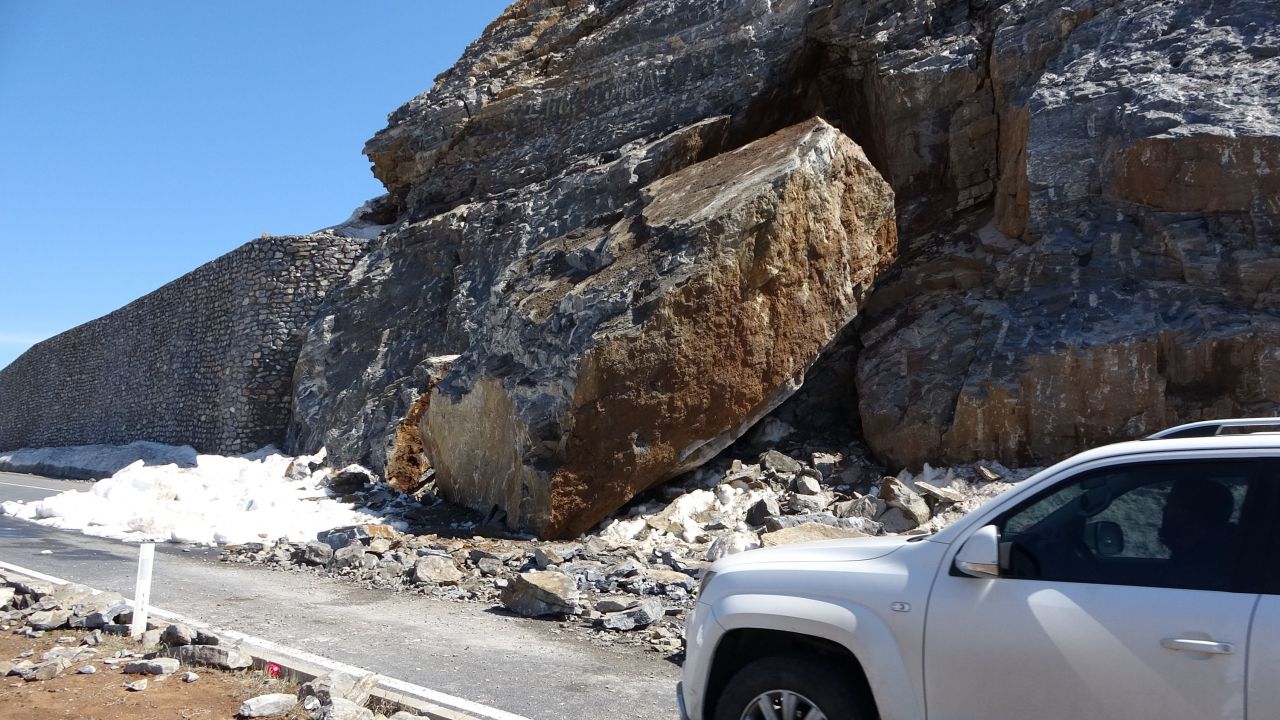 Dev kaya yola düştü: Karayolu trafiğe kapatıldı 4