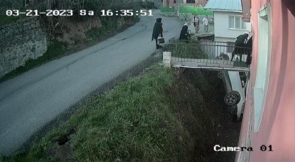 Navisgasyona bakarken önünü göremeyince olanlar oldu! Otomobil apartman ile yol arasındaki boşluğa düştü 1