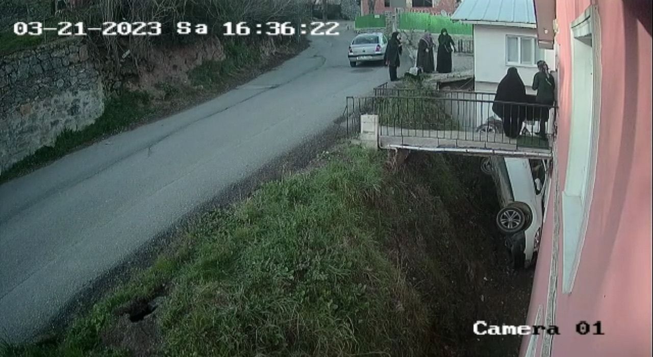 Navisgasyona bakarken önünü göremeyince olanlar oldu! Otomobil apartman ile yol arasındaki boşluğa düştü 2
