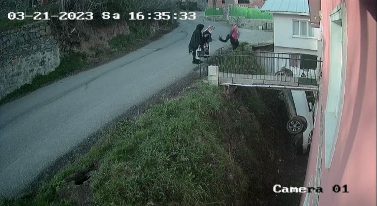 Navisgasyona bakarken önünü göremeyince olanlar oldu! Otomobil apartman ile yol arasındaki boşluğa düştü 3