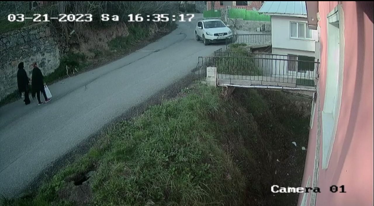 Navisgasyona bakarken önünü göremeyince olanlar oldu! Otomobil apartman ile yol arasındaki boşluğa düştü 5