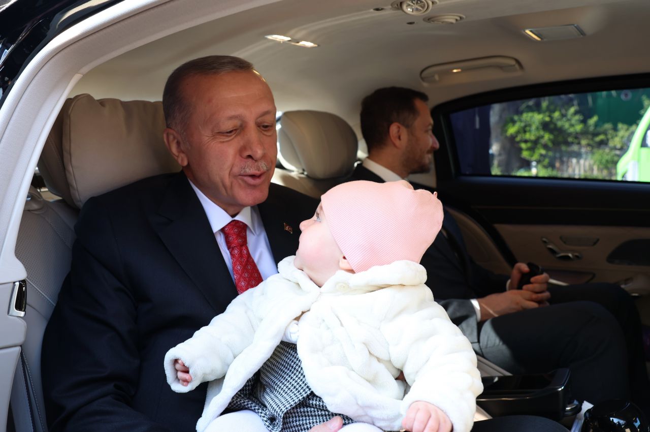Cumhurbaşkanı Erdoğan 8 aylık Lina bebeği sevip oyuncak hediye etti 1