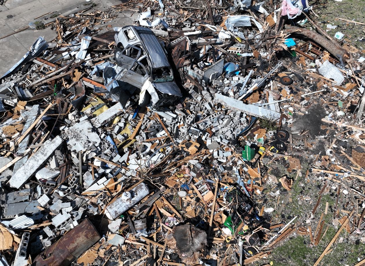 ABD'de hortum felaketi 26 can aldı: Otomobiller havalarda uçuştu 3