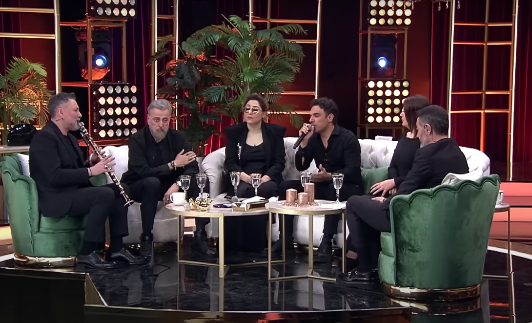 Şarkılar Bizi Söyler'de duygu dolu anlar... Depremde aile yakınlarını kaybeden Uğur Aslan hem ağladı hem ağlattı 1