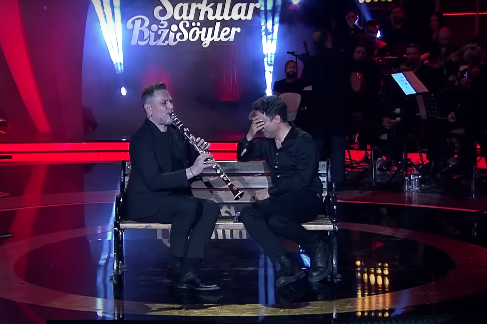 Şarkılar Bizi Söyler'de duygu dolu anlar... Depremde aile yakınlarını kaybeden Uğur Aslan hem ağladı hem ağlattı 3