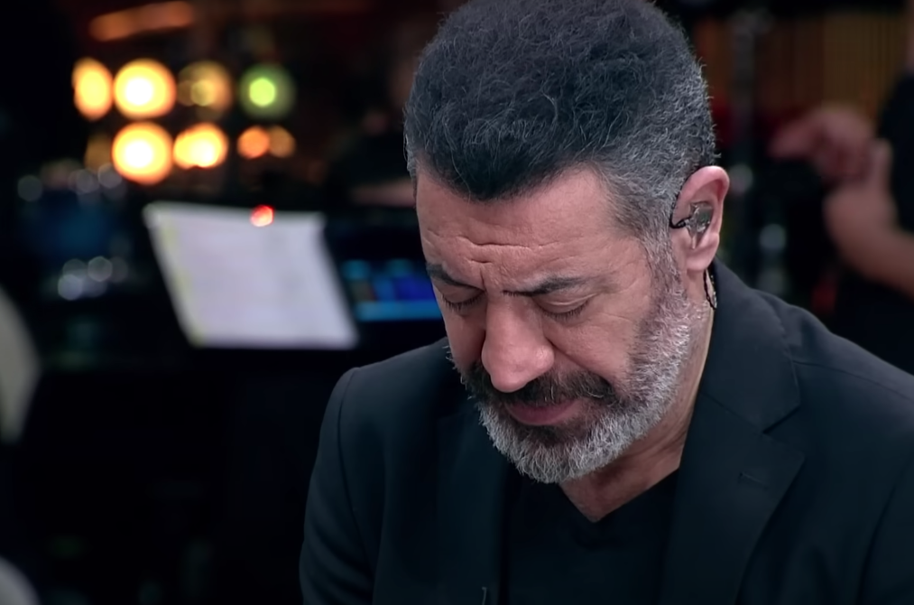 Şarkılar Bizi Söyler'de duygu dolu anlar... Depremde aile yakınlarını kaybeden Uğur Aslan hem ağladı hem ağlattı 13