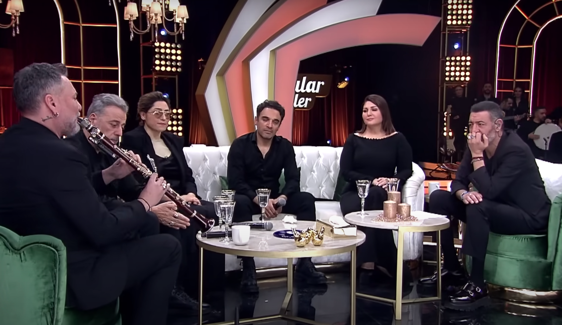 Şarkılar Bizi Söyler'de duygu dolu anlar... Depremde aile yakınlarını kaybeden Uğur Aslan hem ağladı hem ağlattı 12