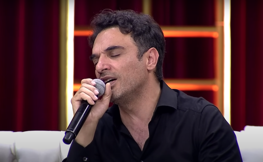 Şarkılar Bizi Söyler'de duygu dolu anlar... Depremde aile yakınlarını kaybeden Uğur Aslan hem ağladı hem ağlattı 8