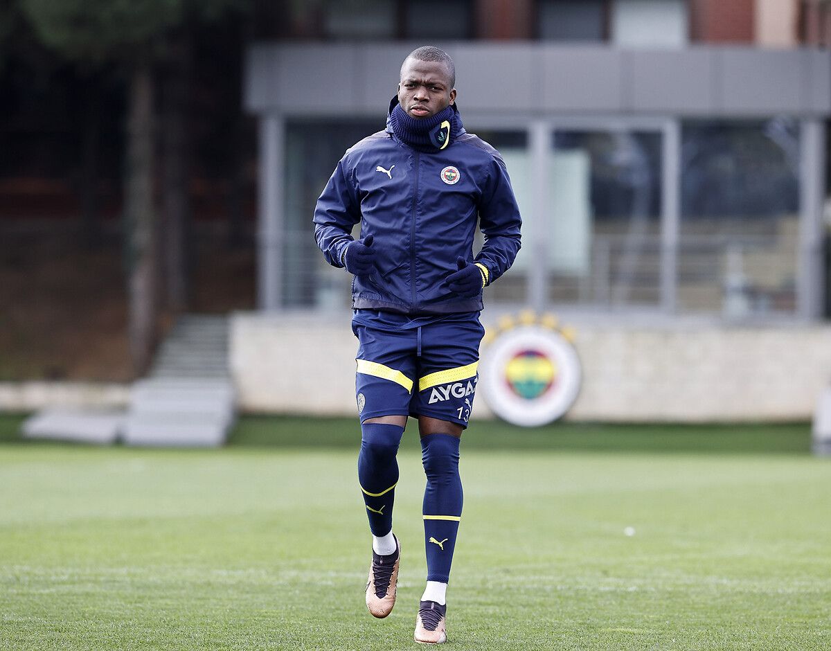 Fenerbahçe'ye Beşiktaş derbisi öncesi haber var! Valencia... 15