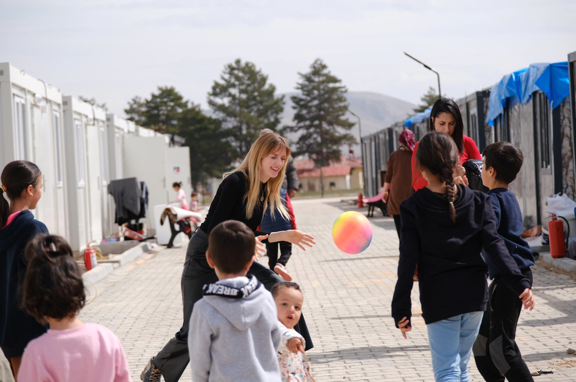 Wilma Elles, Afşin'de depremzedeleri ziyaret etti 3