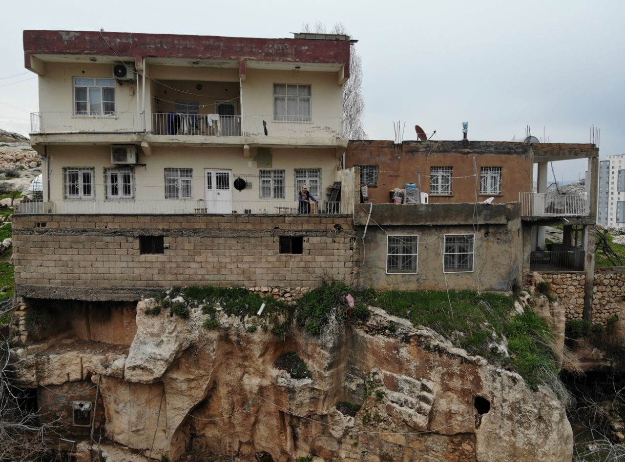 Görenler şaştı kaldı: Mağaranın üzerine 3 katlı bina yaptılar 5