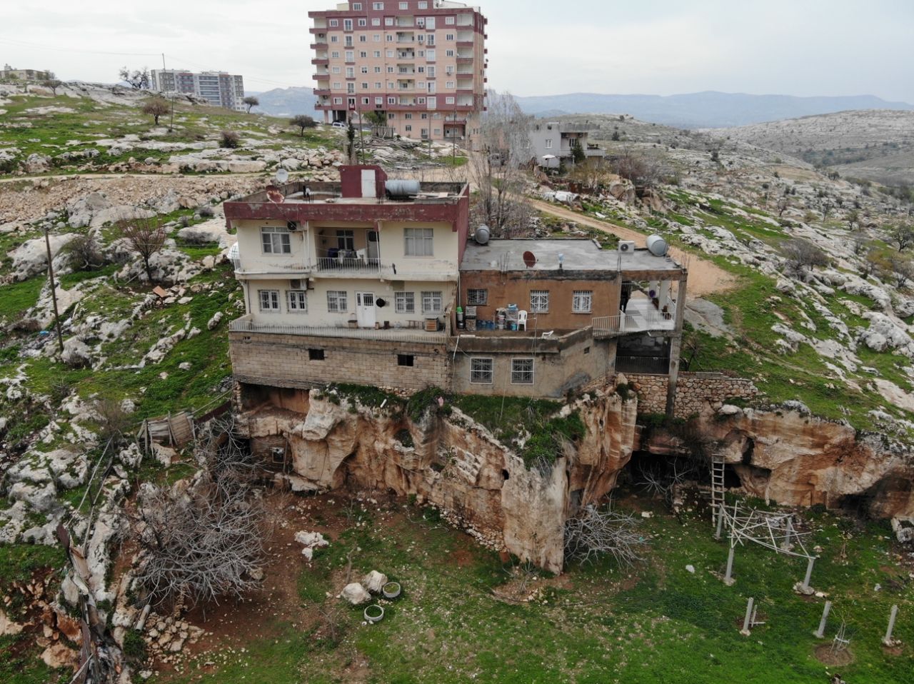 Görenler şaştı kaldı: Mağaranın üzerine 3 katlı bina yaptılar 4