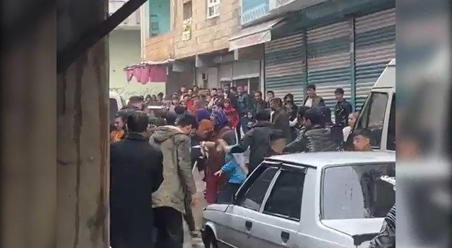 Park yeri kavgasında tansiyon yükseldi! Taş, sopa ve bıçaklar havada uçuştu, 1 kişi yaralandı 3