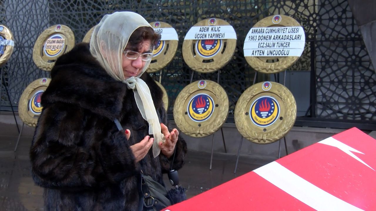 Sanatçı dostlarından son görev... Köksal Engür toprağa verildi 5