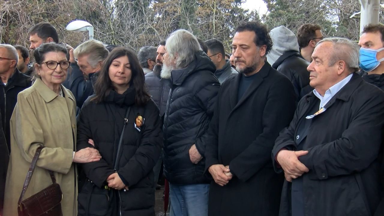Sanatçı dostlarından son görev... Köksal Engür toprağa verildi 4