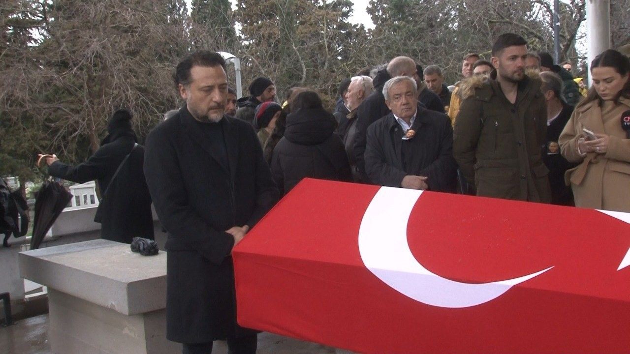 Sanatçı dostlarından son görev... Köksal Engür toprağa verildi 2